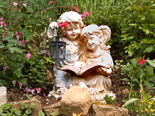 Skulptur lesender Kinder im Garten